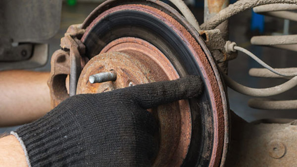 Cách xử lý xe ô tô bị bó thắng hiệu quả