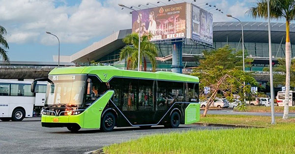 hình ảnh xe buýt đang trên đường