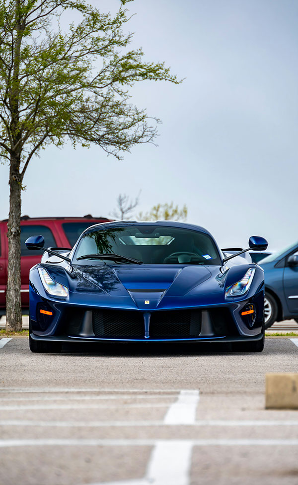Hình xe Ferrari màu xanh dương nổi bật