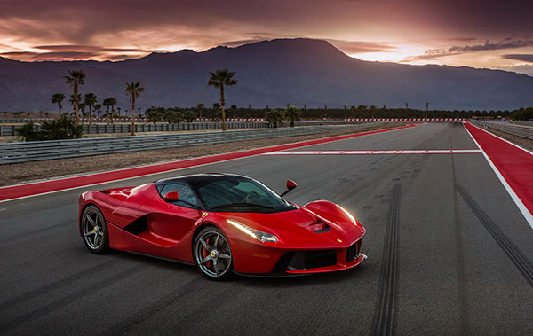 Hình nền xe Ferrari kết hợp cảnh núi rừng
