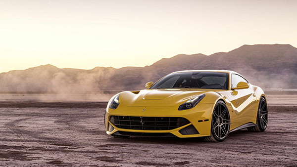 Ảnh nền xe Ferrari nổi bật trên rừng núi