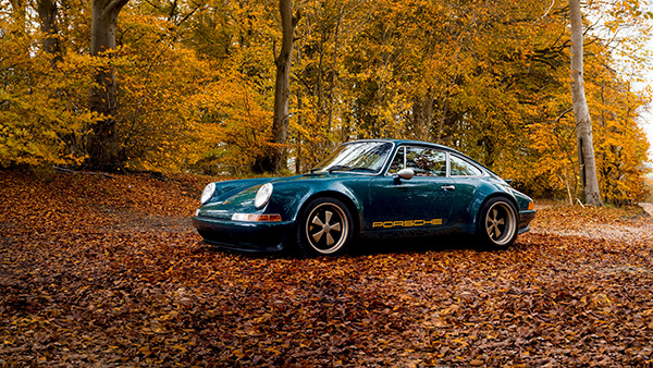 Hình nền xe Porsche 4K cảnh rừng núi thơ mộng