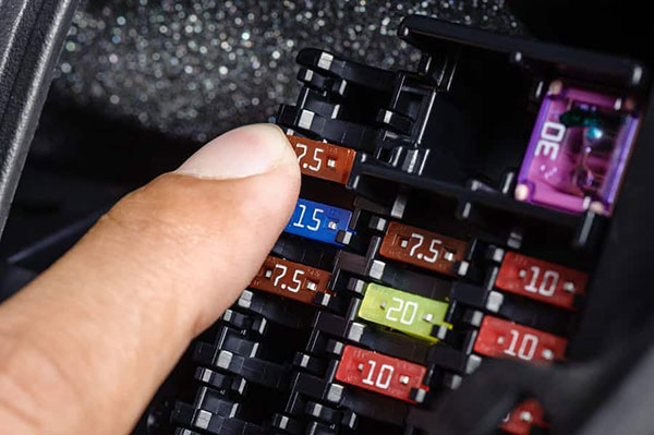 cách thay cầu chì ô tô đúng cách