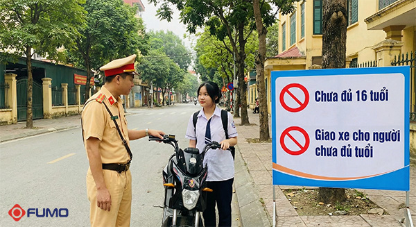 Chưa đủ tuổi đi xe máy điện có bị phạt